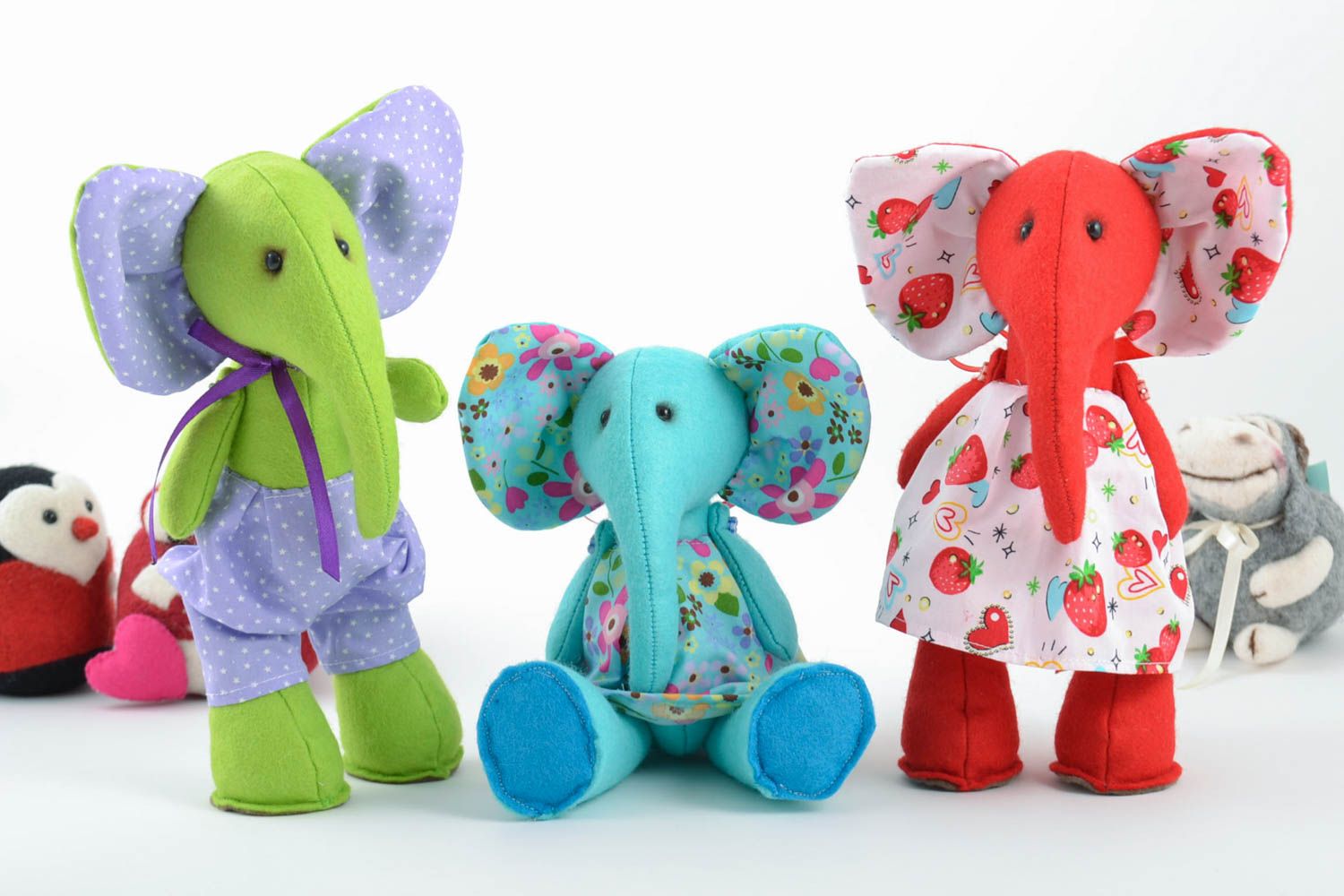 Juego de tres juguetes de tela de fieltro artesanales con forma de elefantes foto 1