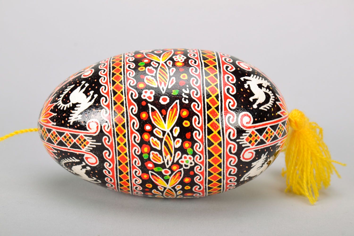 Ovo da Páscoa decorativo pintado à mão em forma de um pingente  foto 3