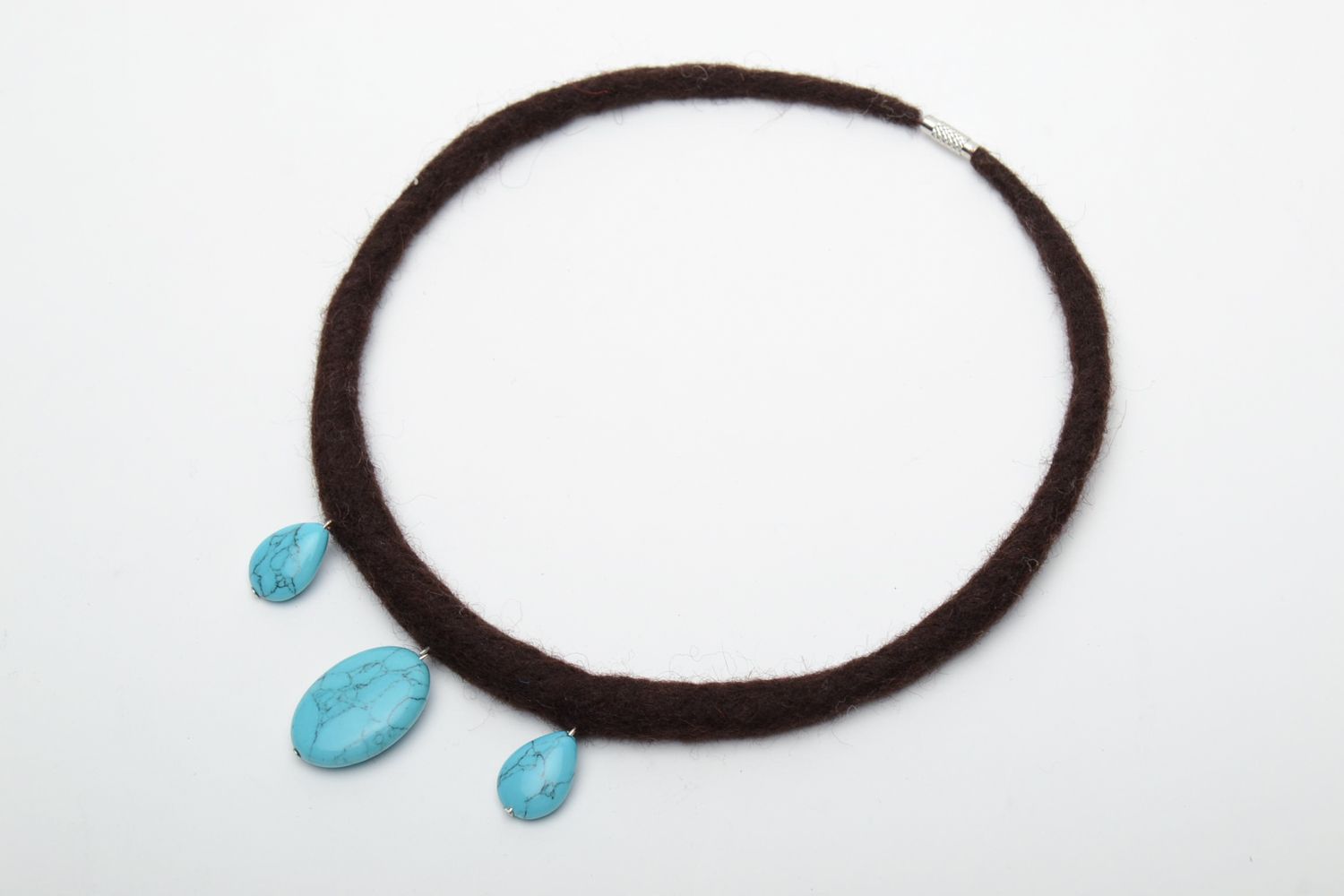 Wool necklace with turquoise-like artificial gems photo 2