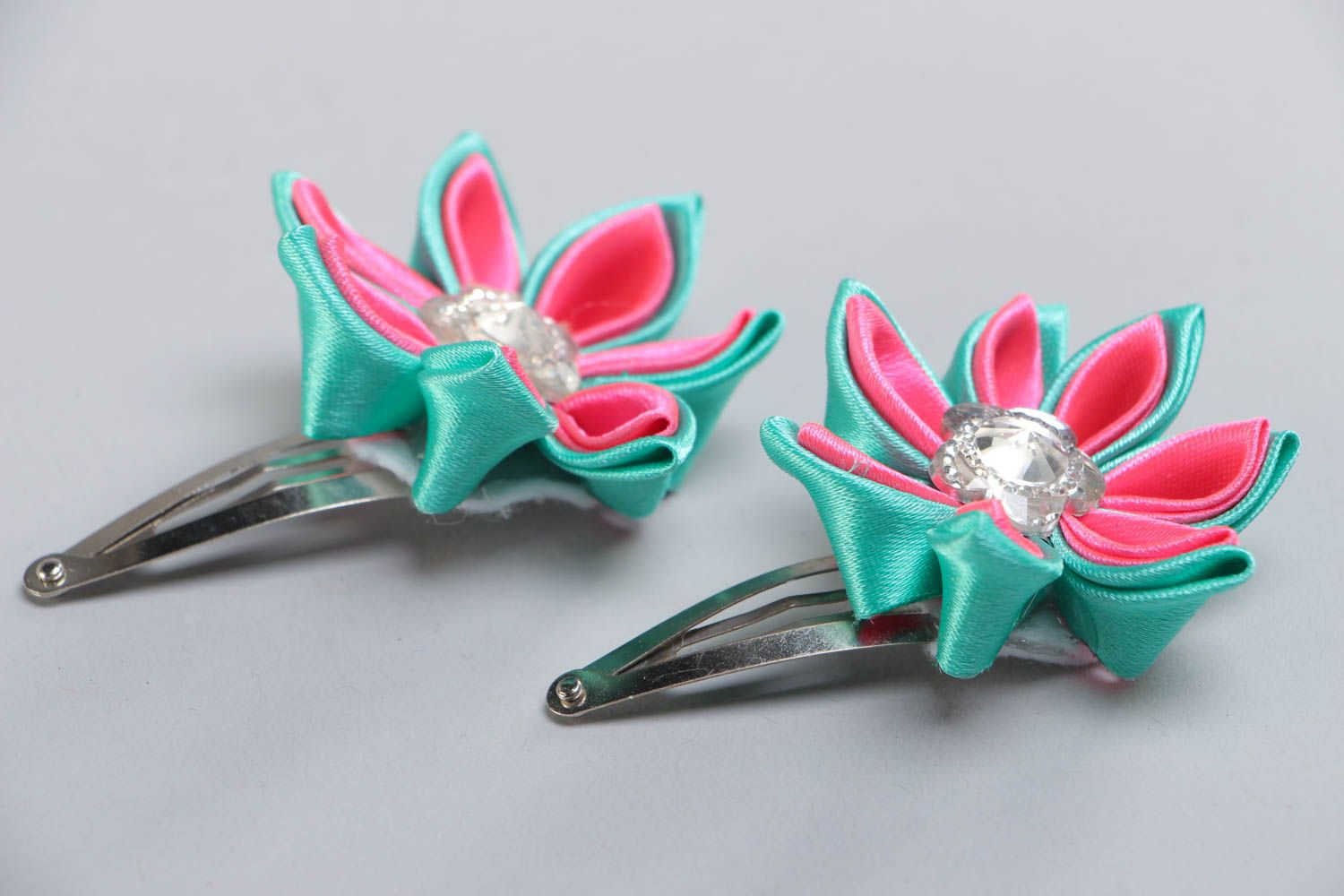 Set of gentle handmade kanzashi satin ribbon flower hair clips 2 pieces photo 3