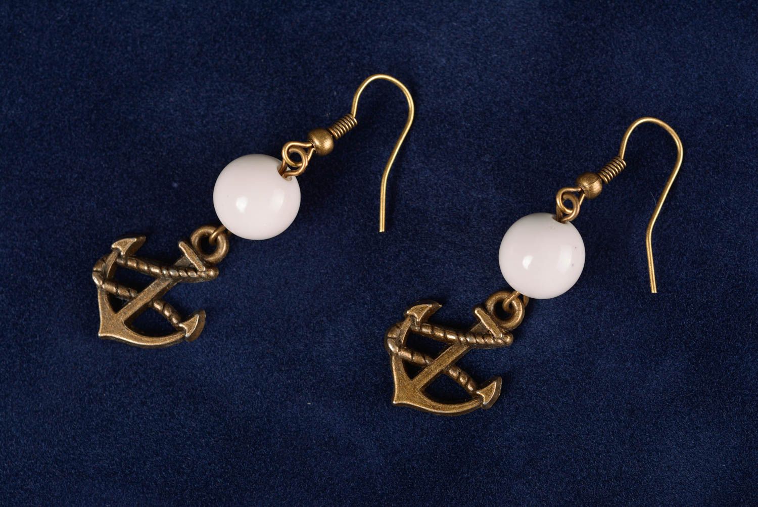 Handmade Anker Ohrringe aus Metall mit Perlen künstlerisch elegant klein  foto 1