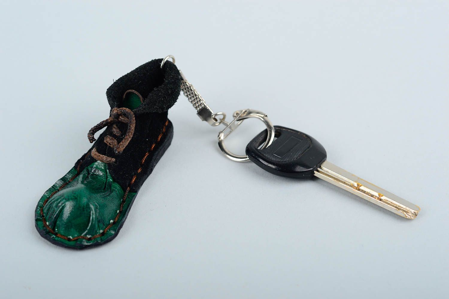 Брелок ручной работы брелок на ключи кожаный брелок в виде маленького ботинка фото 1