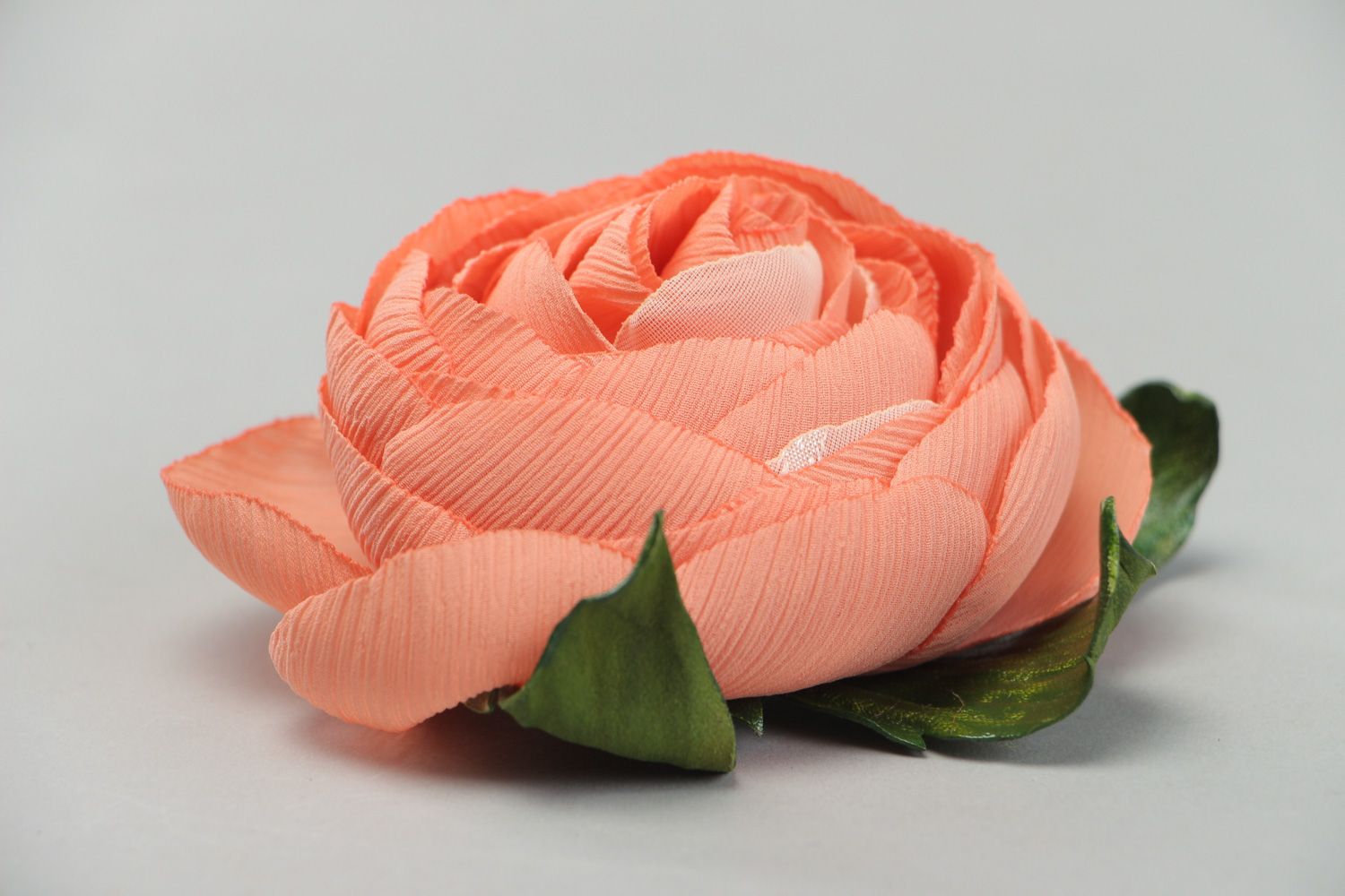 Broche de tela de chifón artesanal de mujer con forma de flor de color coral foto 2