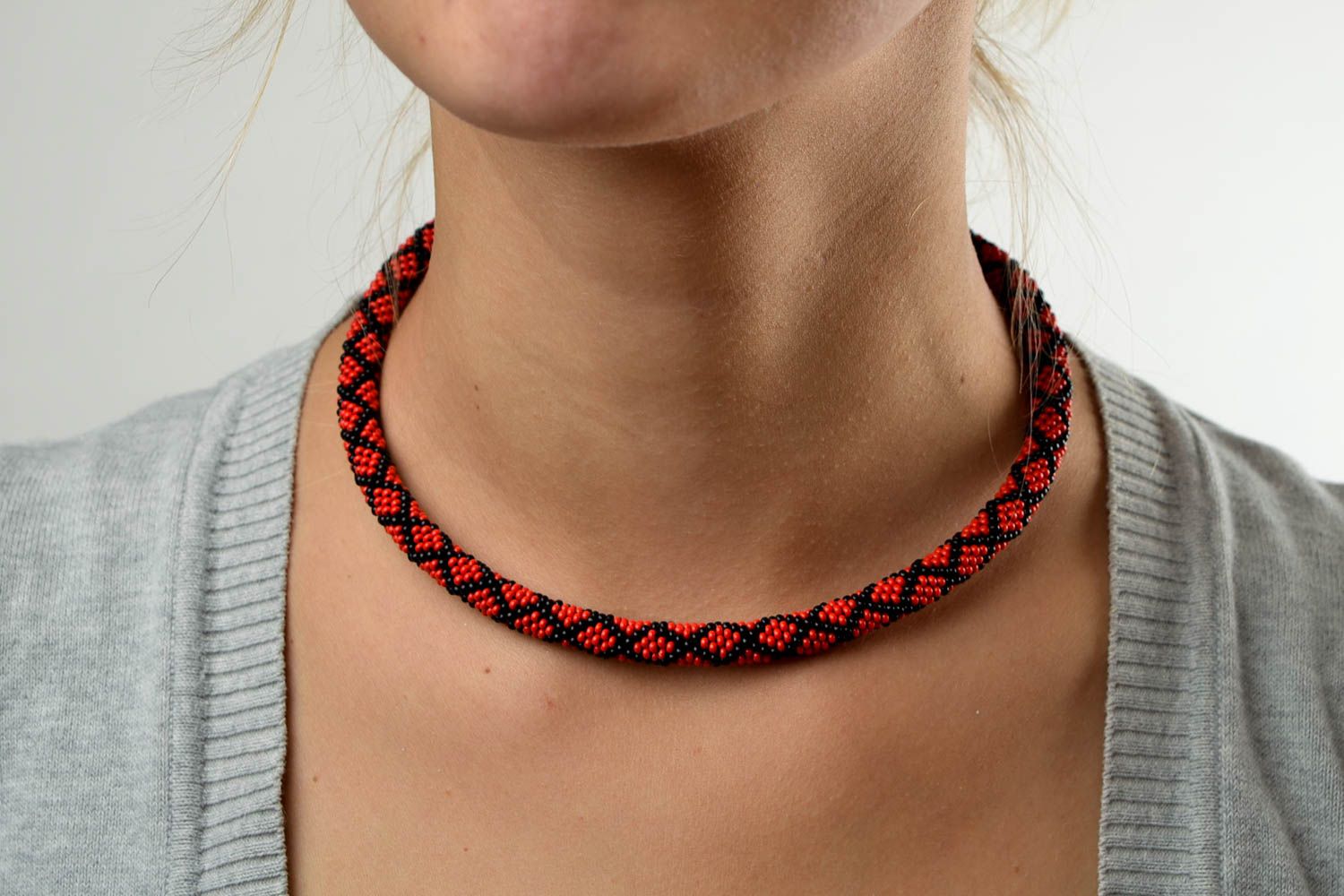 Collier rouge et noir Bijou fait main perles de rocaille Cadeau pour femme photo 1