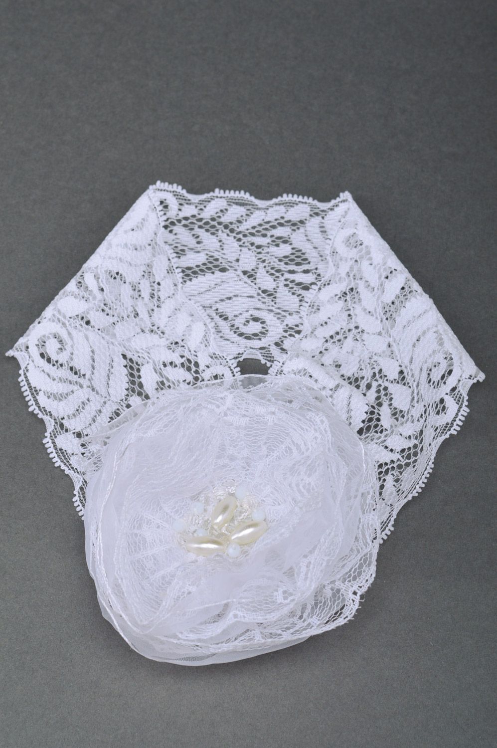 Schönes weißes Haarband mit Blume aus Bändern und Glasperlen für Kinder Handarbeit  foto 5