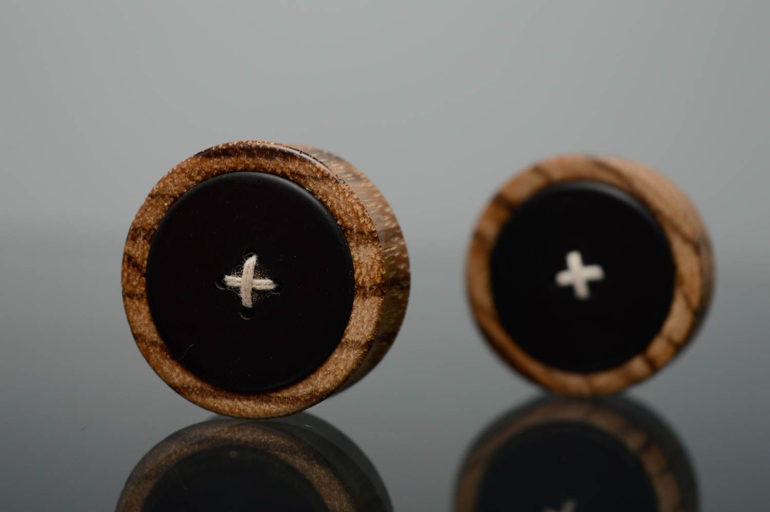 Piercing plug en bois en forme de boutons marron noir fait main accessoire photo 1
