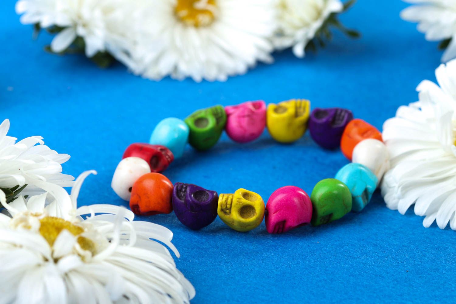 Multicolored skull beads bracelet on an elastic string photo 1