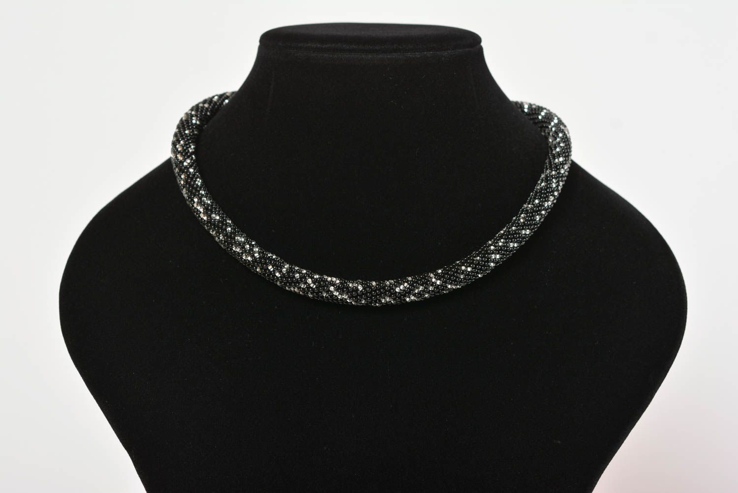 Collier spirale Bijou fait main noir élégant en perles de rocaille Cadeau femme photo 5