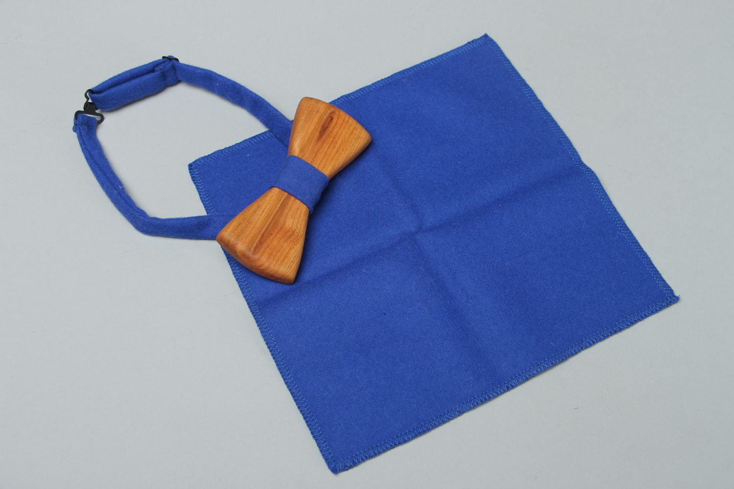 Blue bow tie with handkerchief photo 1