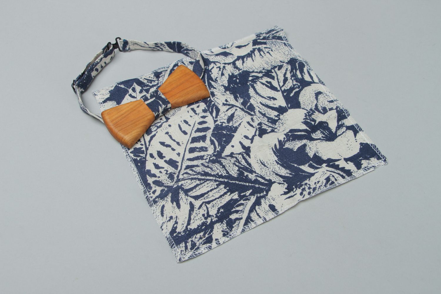Bow tie and handkerchief with print photo 1