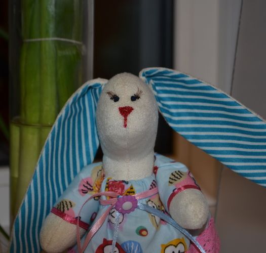 Handgemachtes Spielzeug für Interieur mit langen Löffeln und beweglichen Pfoten foto 3