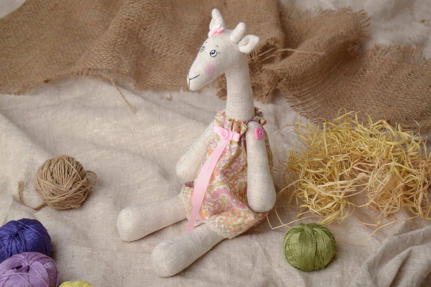 Nettes Stoff Kuscheltier Giraffe im Kleid aus Leinen handmade für Interieur und für Kleinkinder foto 1