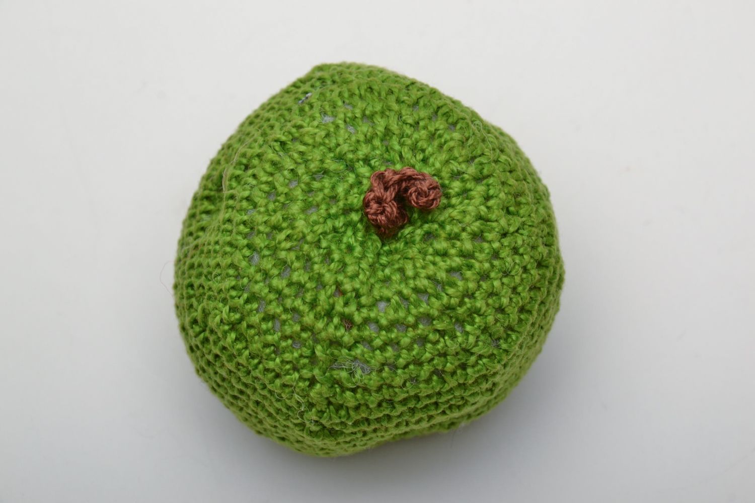 Peluche pomme tricotée au crochet verte faite main originale pour enfant photo 2