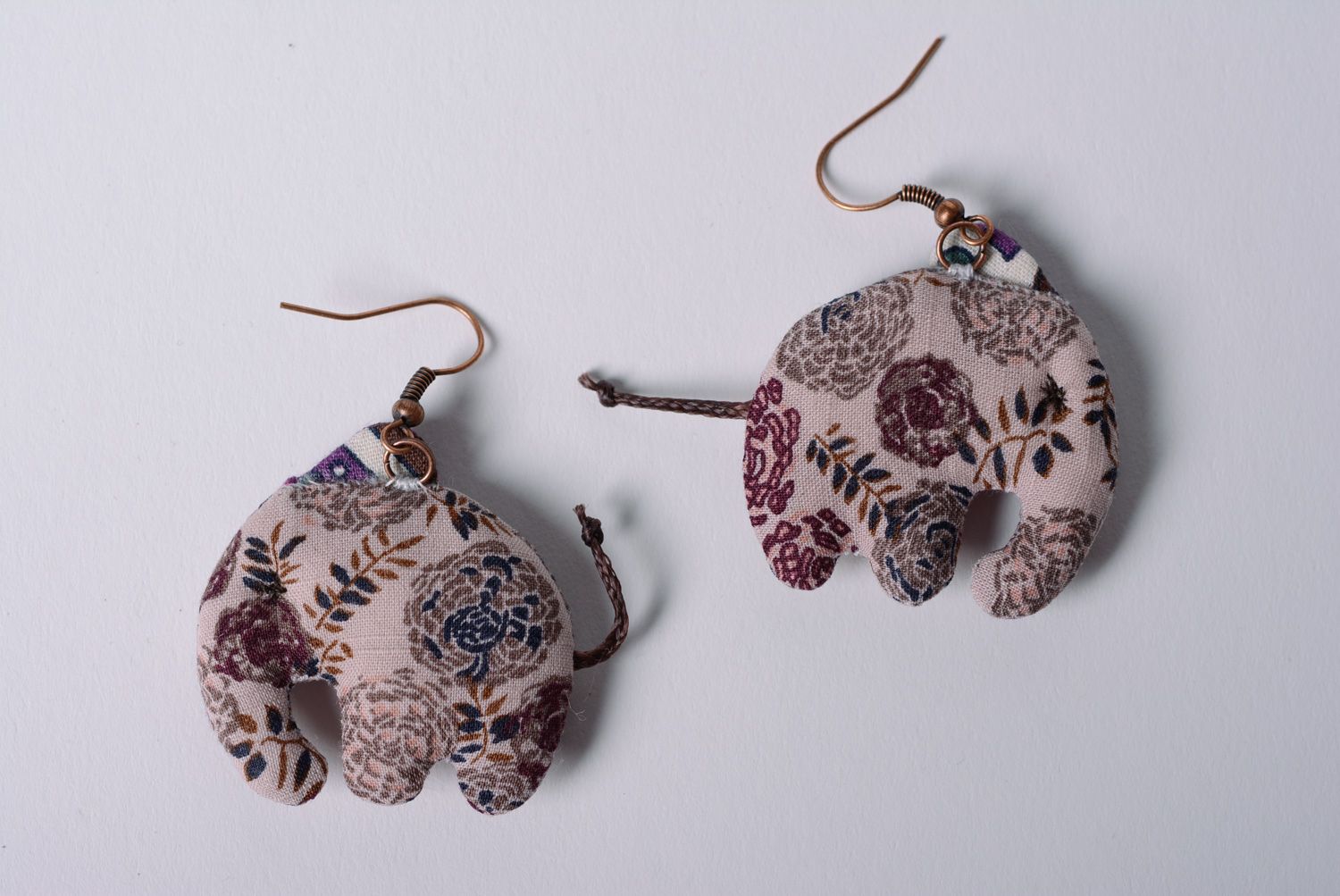 Pendientes artesanales de lino y algodón con estampado floral foto 4