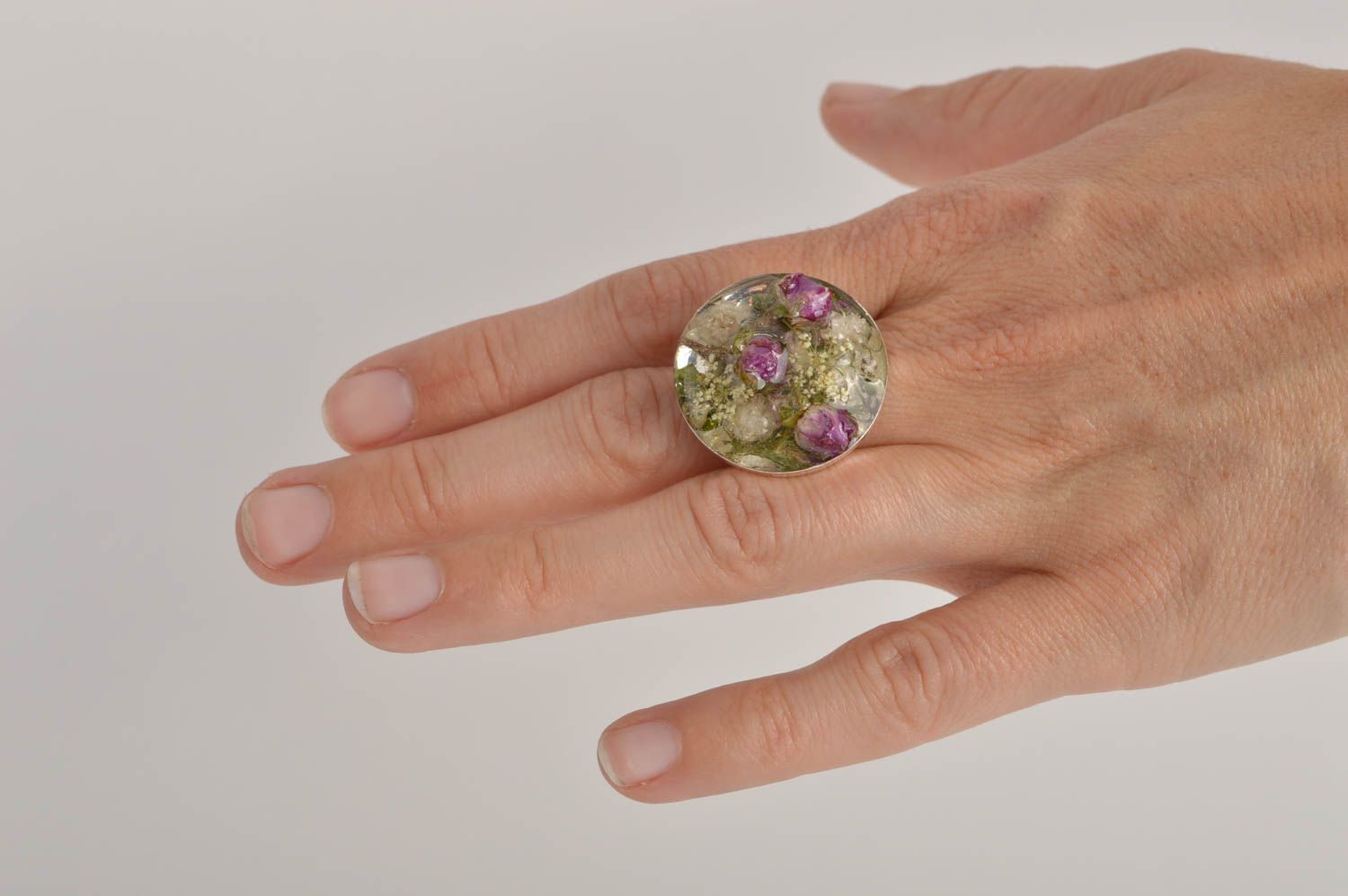 Кольцо ручной работы кольцо из эпоксидной смолы и цветов модное кольцо авторское фото 5