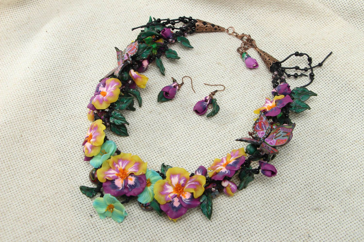 Plastic necklace and earrings Pansies photo 1