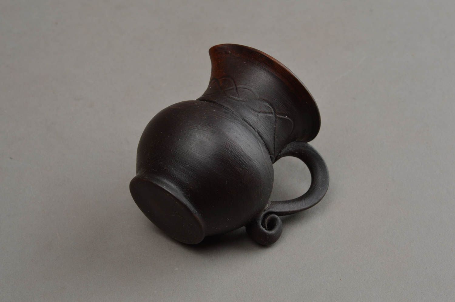 Темная глиняная ваза ручной работы в виде кувшина с широким горлышком маленькая фото 4