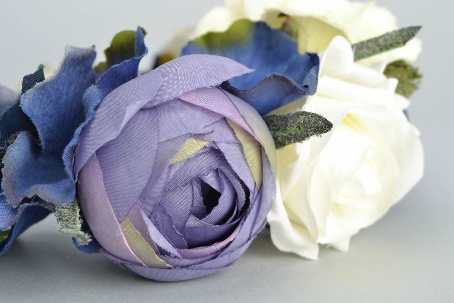 Handmade Haarreif mit Blumen aus Stoff Flockenblumen und Rosen foto 5