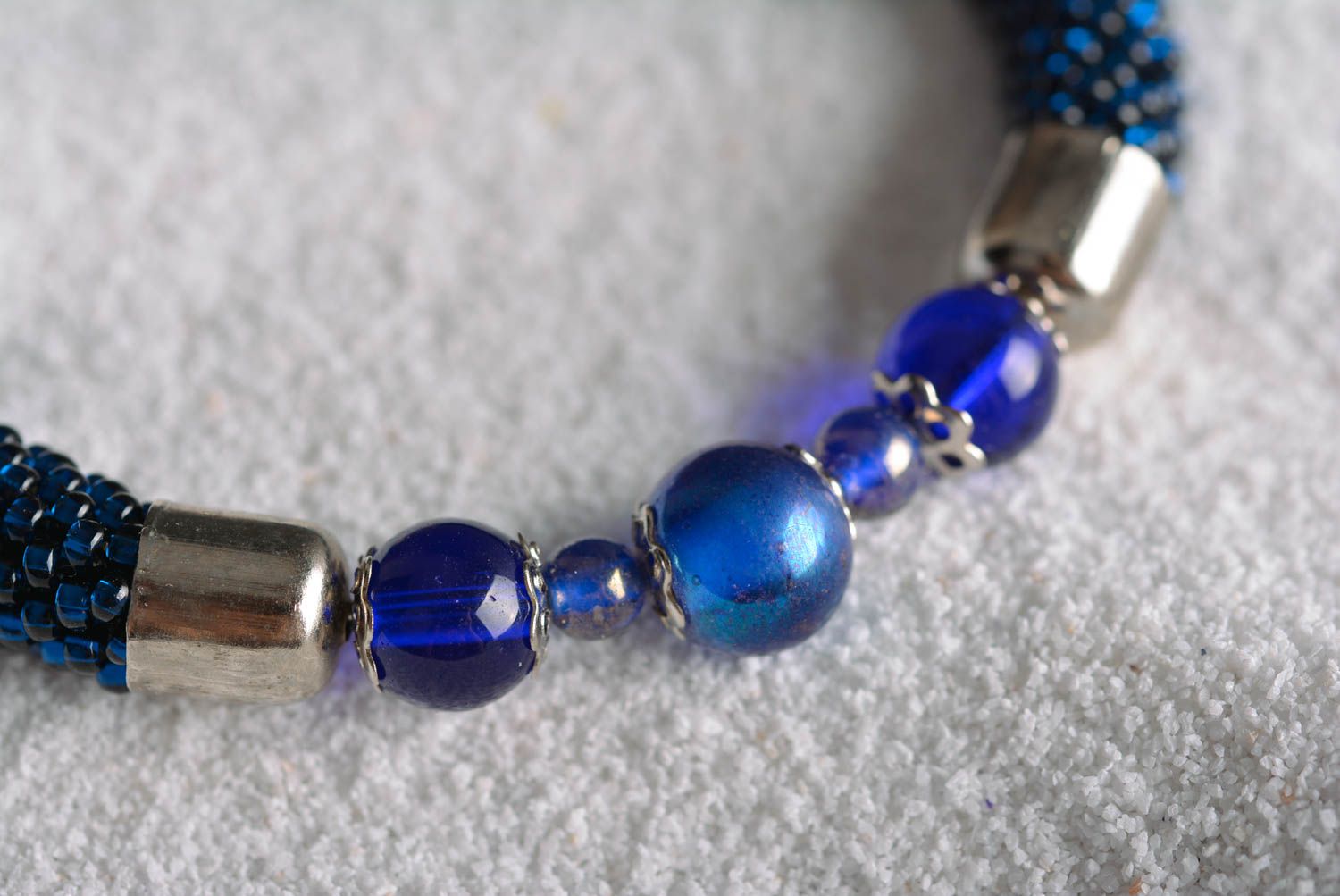 Bracelet perles rocaille Bijou fait main en bleu foncé Accessoire femme photo 3