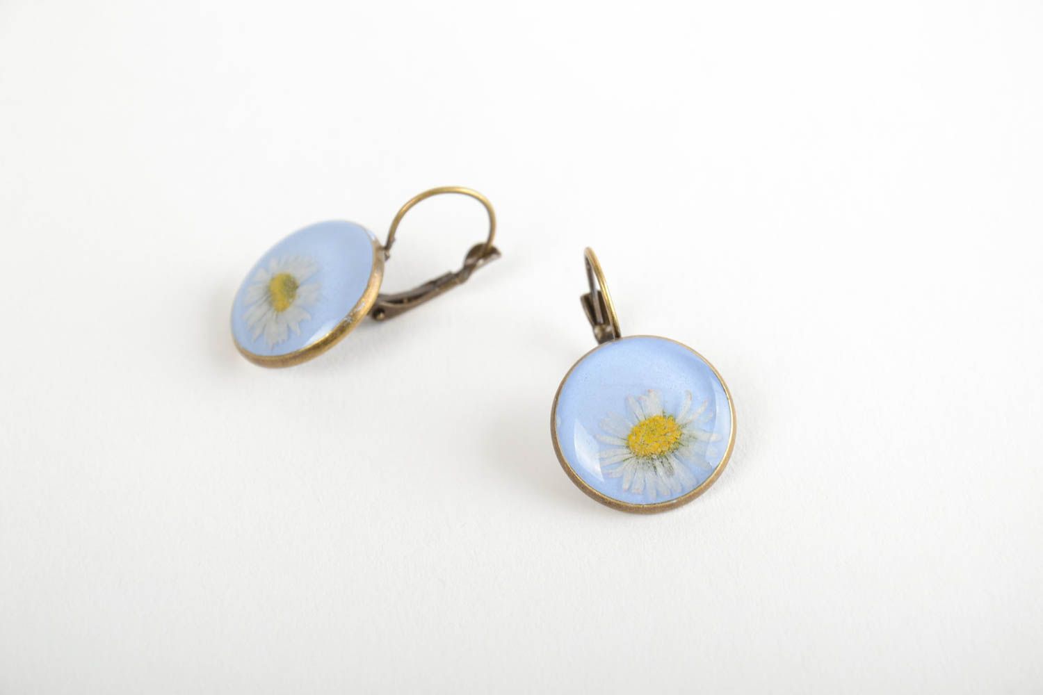 Nice white handmade earrings with real flowers and epoxy coating Camomiles photo 3