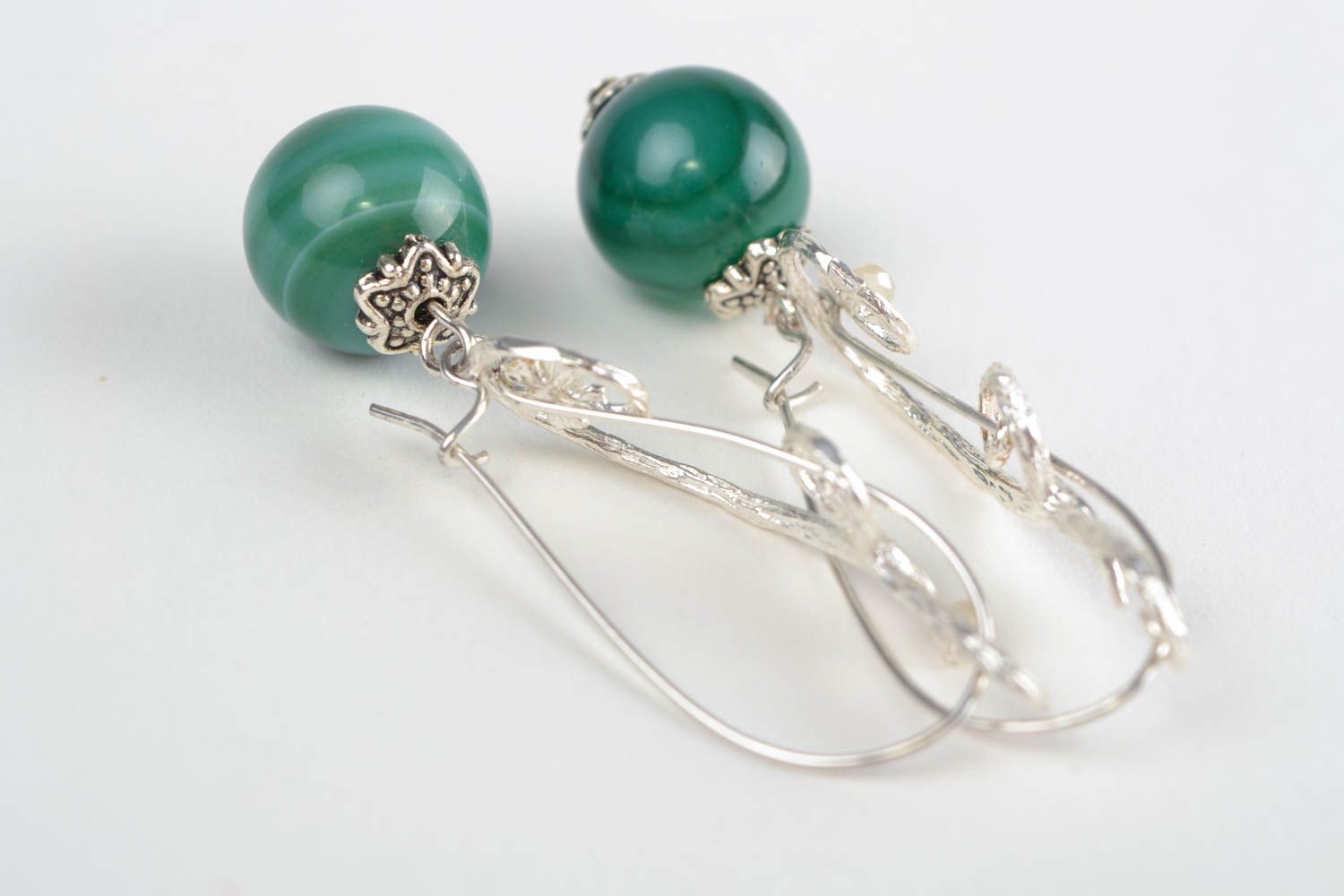 Schöne prachtvolle grüne lange handmade Ohrringe aus Achat mit Anhängern  foto 4