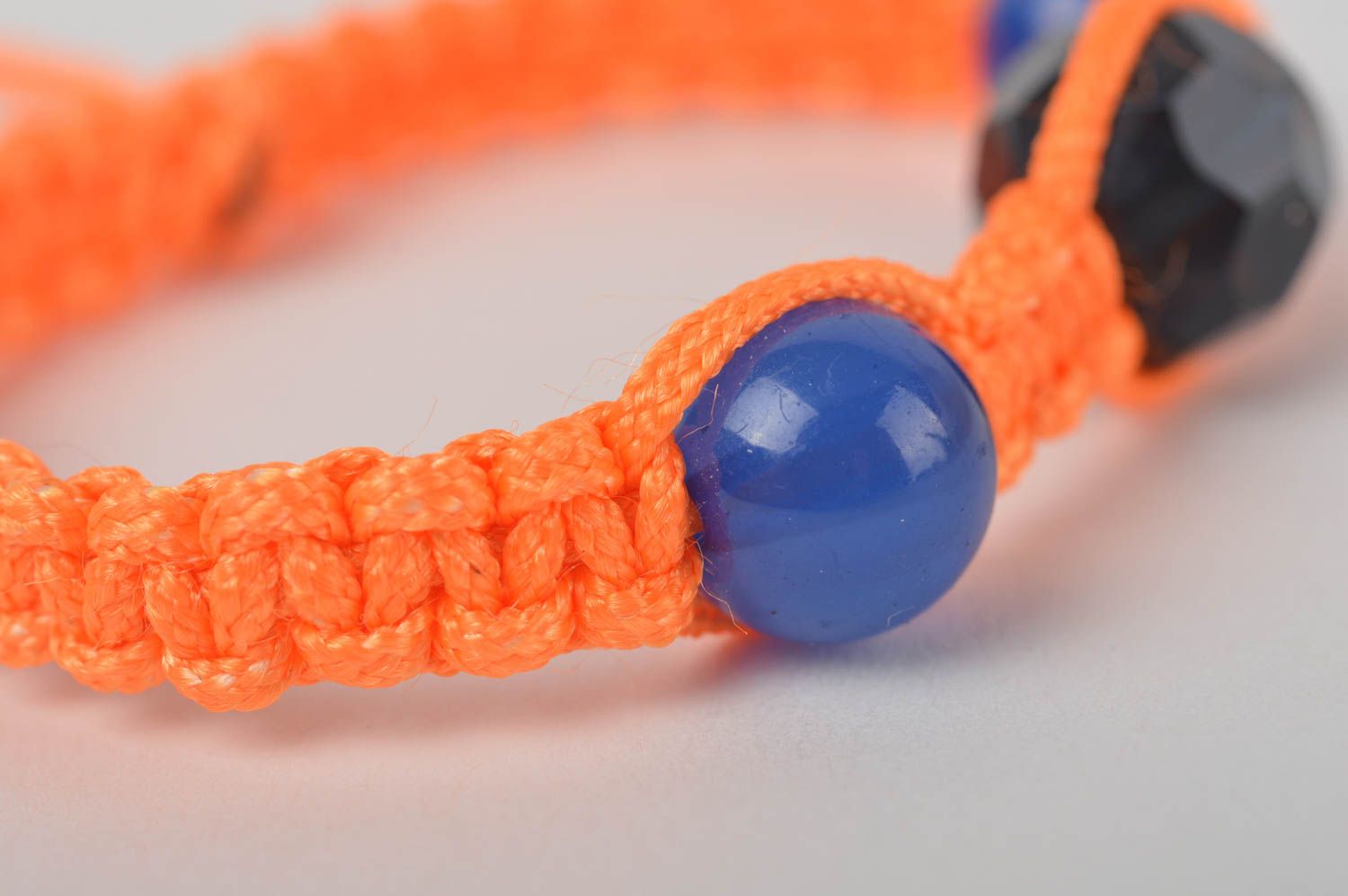 Bracelet fils Bijou fait main orange tressé perles plastiques Cadeau femme photo 4