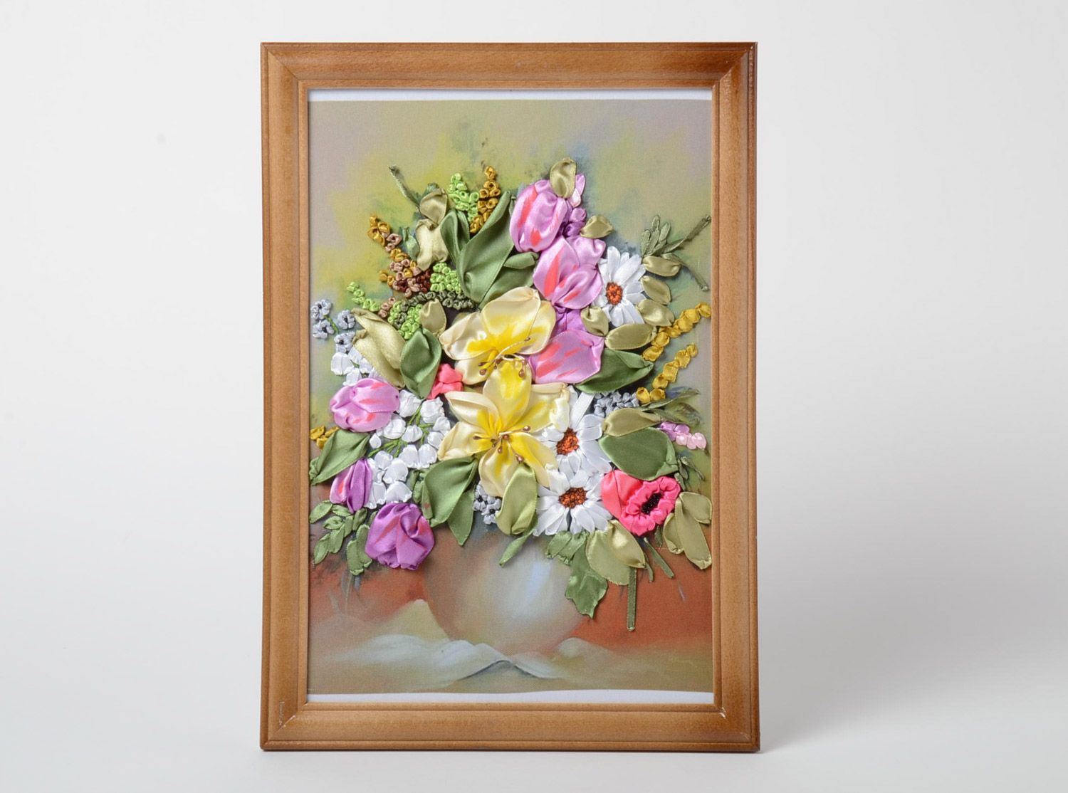 Cuadro bordado con flores de cintas de raso artesanal en marco de madera foto 1