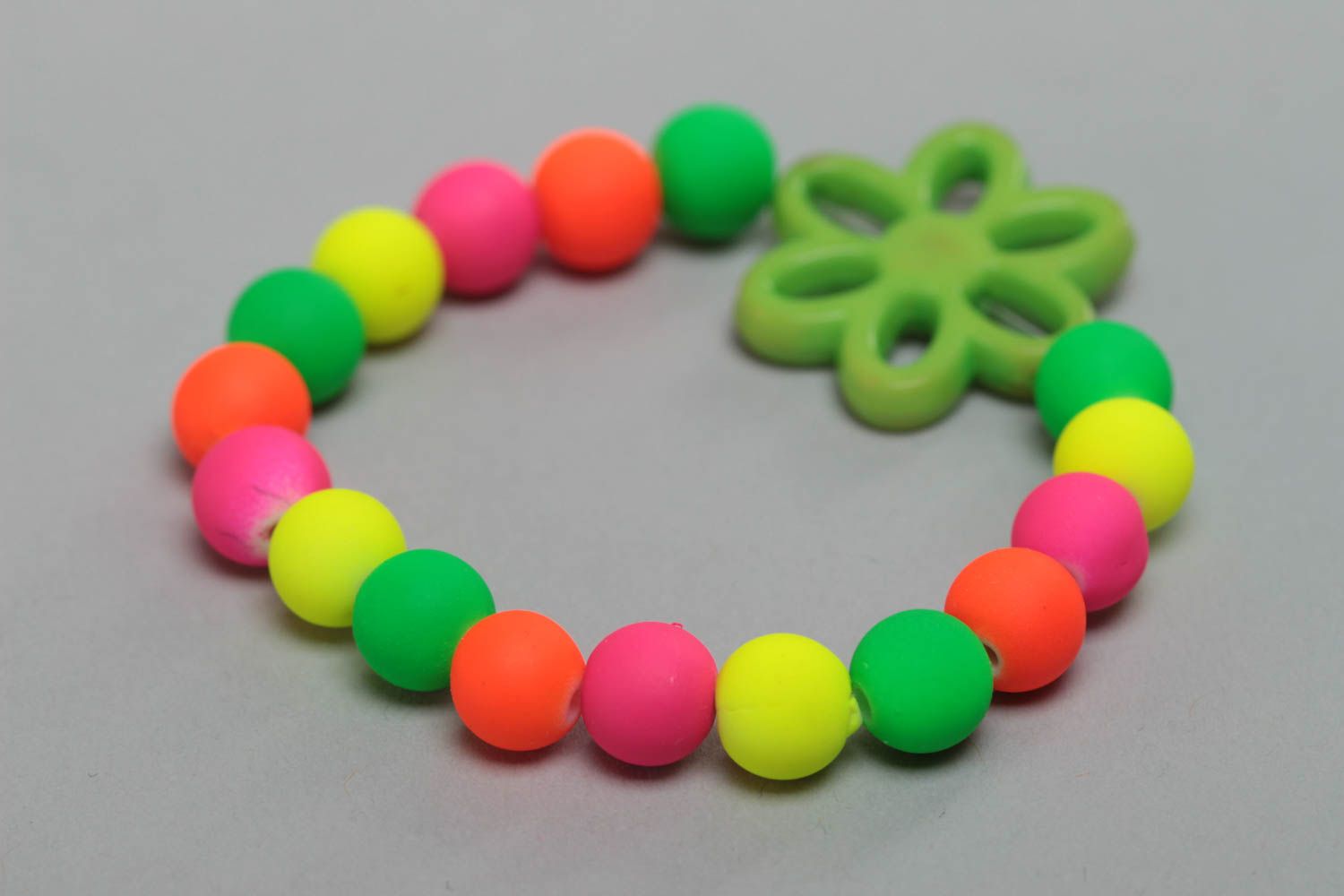 Small handmade children's bracelet with plastic beads bright colorful jewelry photo 4
