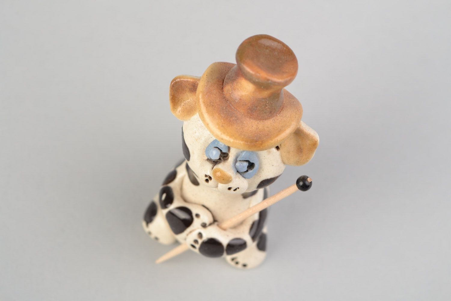 Figura de cerámica hecha a mano y pintada con barniz con forma de gato ilusionista  foto 3