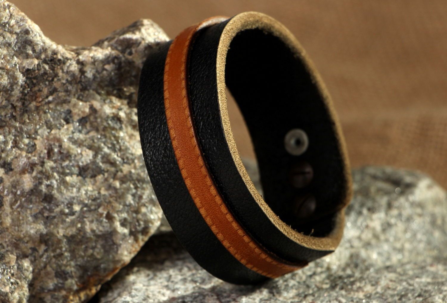 Schwarz-braunes Armband aus Leder  foto 4