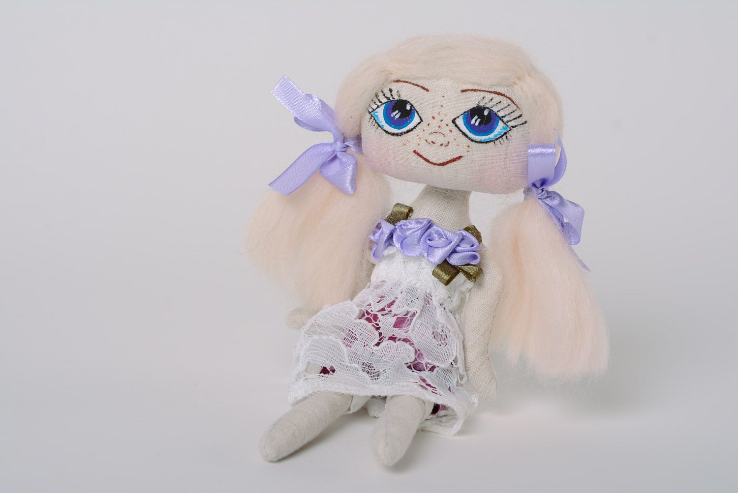Beau jouet mou fait main en matériau naturels Blonde en robe poupée molle photo 4