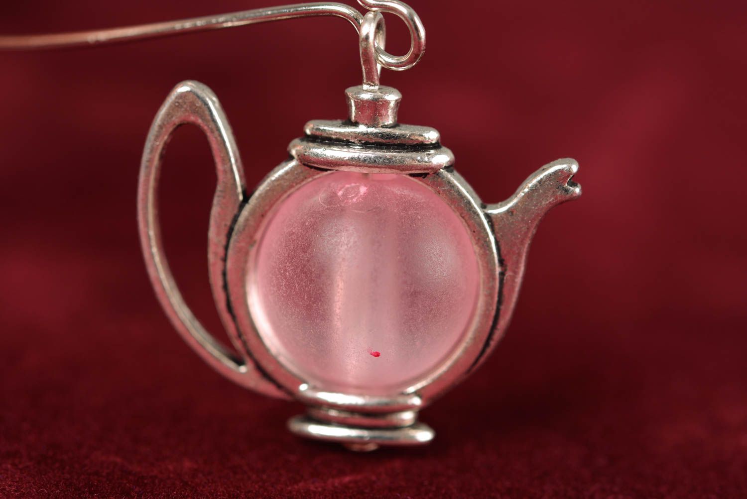 Длинные серьги из металла в виде чайников красивые розовые с бусинами хэнд мейд фото 3