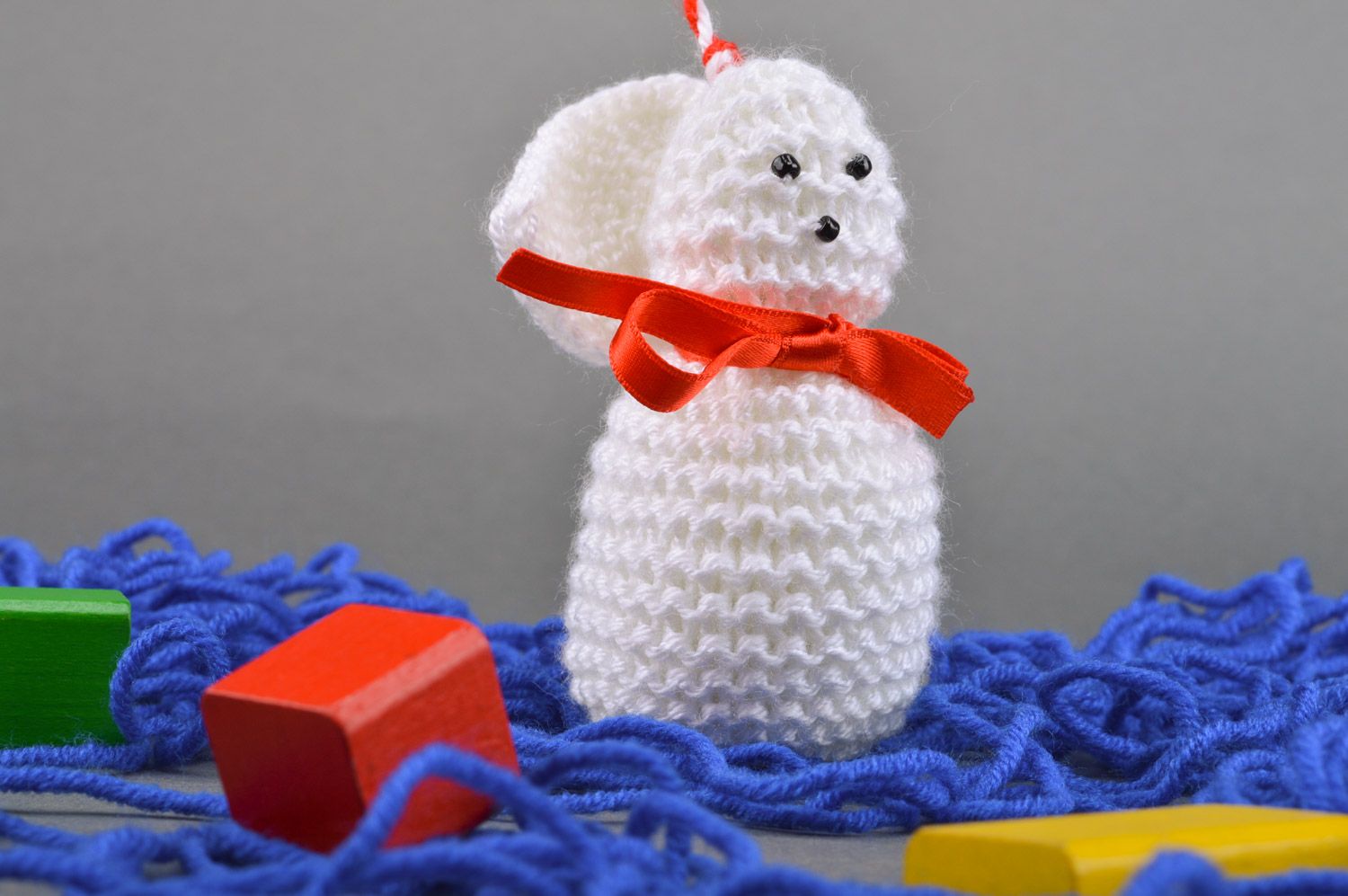 Petit doudou tricoté blanc fait main lapin avec noeud en ruban original photo 1