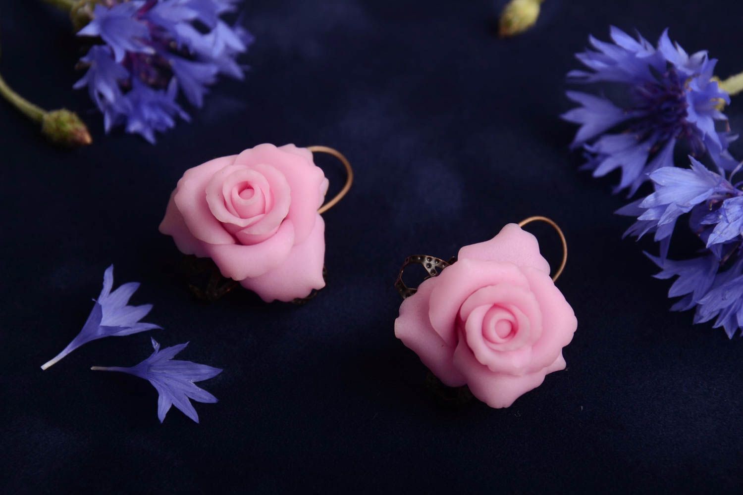 Pendientes con flores rosadas de arcilla polimérica originales artesanales 
 foto 1
