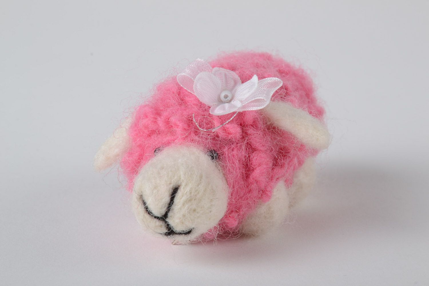 Игрушка в технике валяния овечка миниатюрная розовая с белым красивая хенд мэйд фото 4