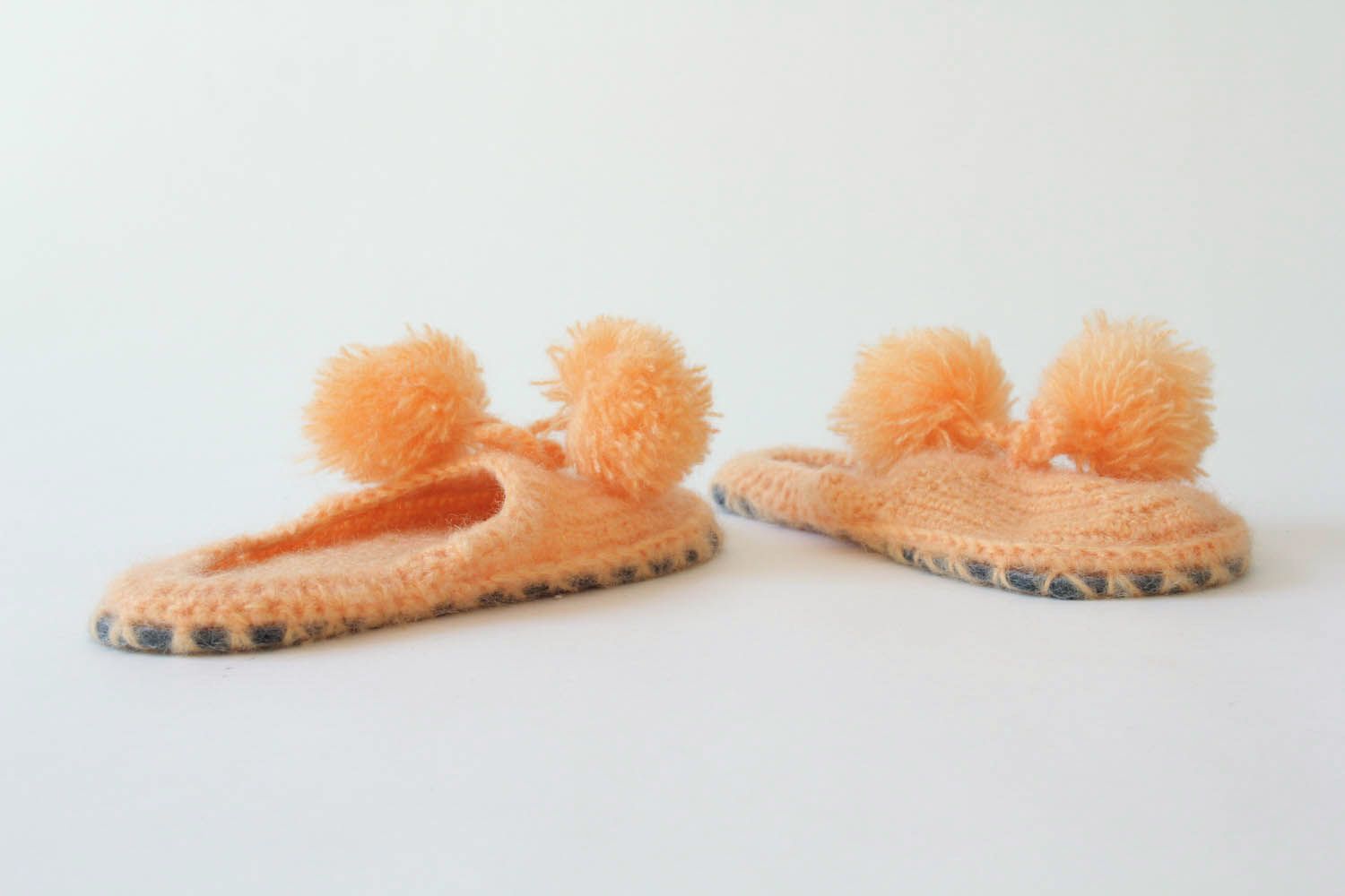 Pantofole da casa fatte a mano di lana in colore pesca da donna bellissime foto 3