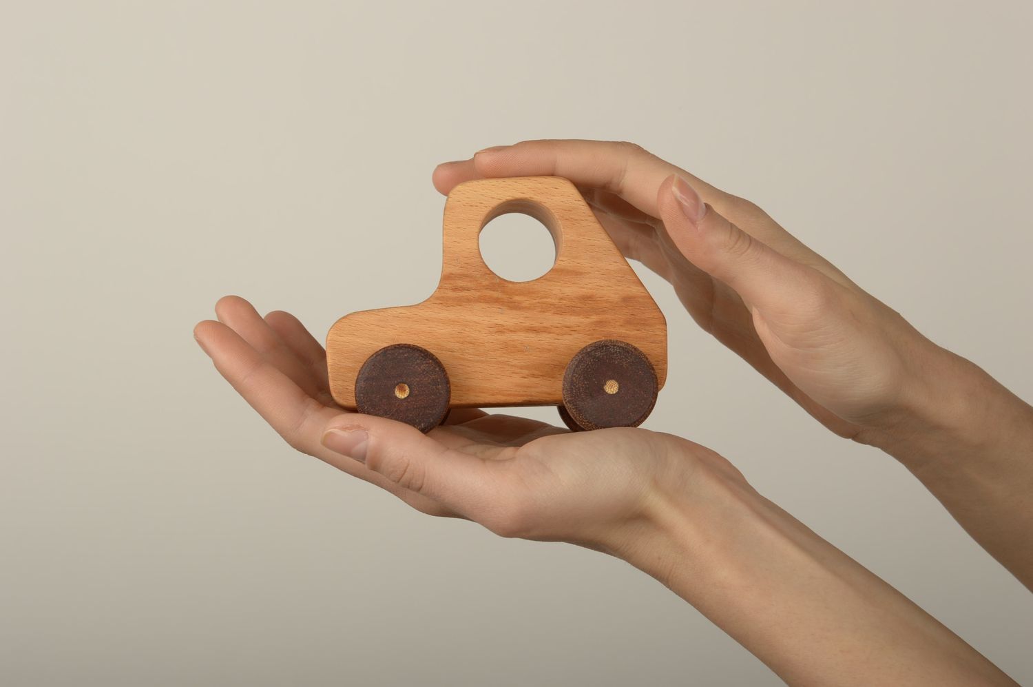 Jouet voiture en bois fait main écolo original poli Cadeau pour enfant photo 1