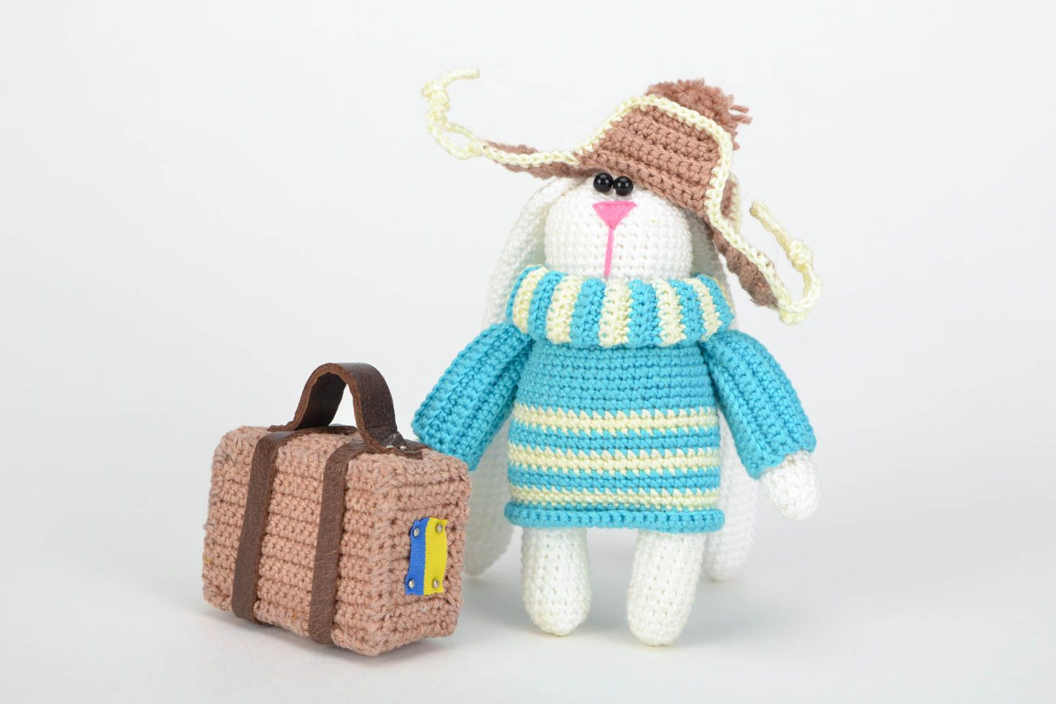 Gehäkeltes Kuscheltier Hase im Hut mit Koffer handmade für Kinder und Haus Dekor foto 1