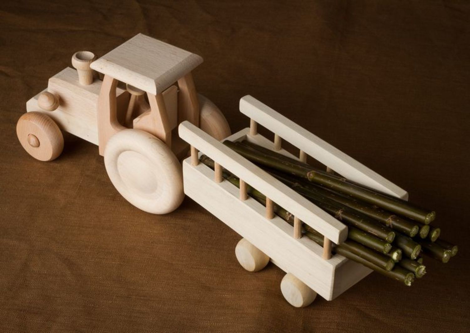 Деревянный игрушечный трактор фото 3