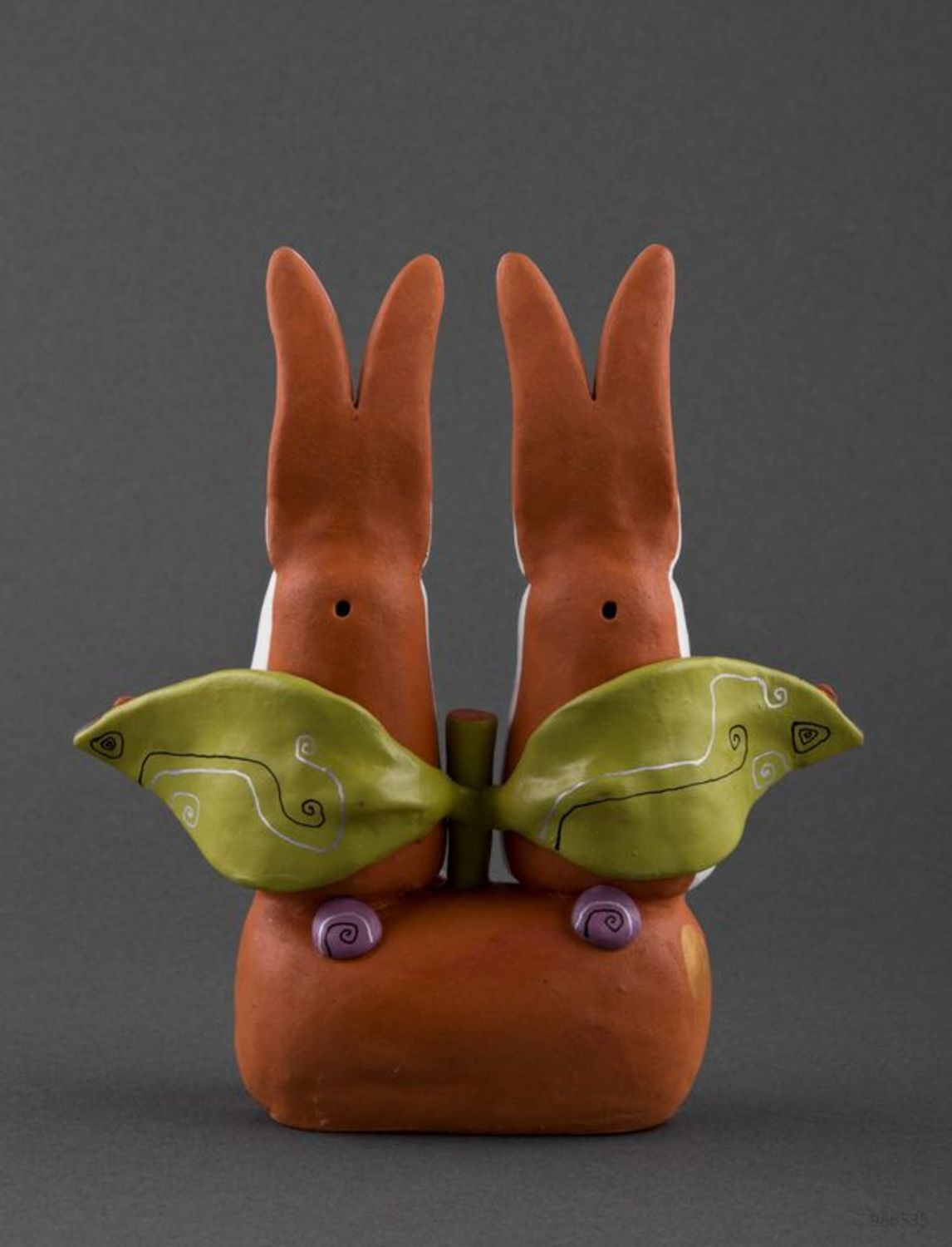 Keramische Statuette Hasen auf dem Apfel foto 3