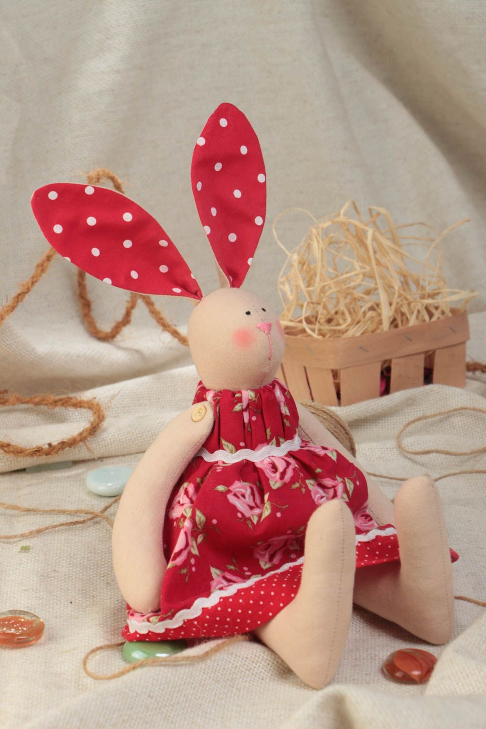 Peluche faite main en tissu coton et fleece décoration Lapine en robe rouge photo 1