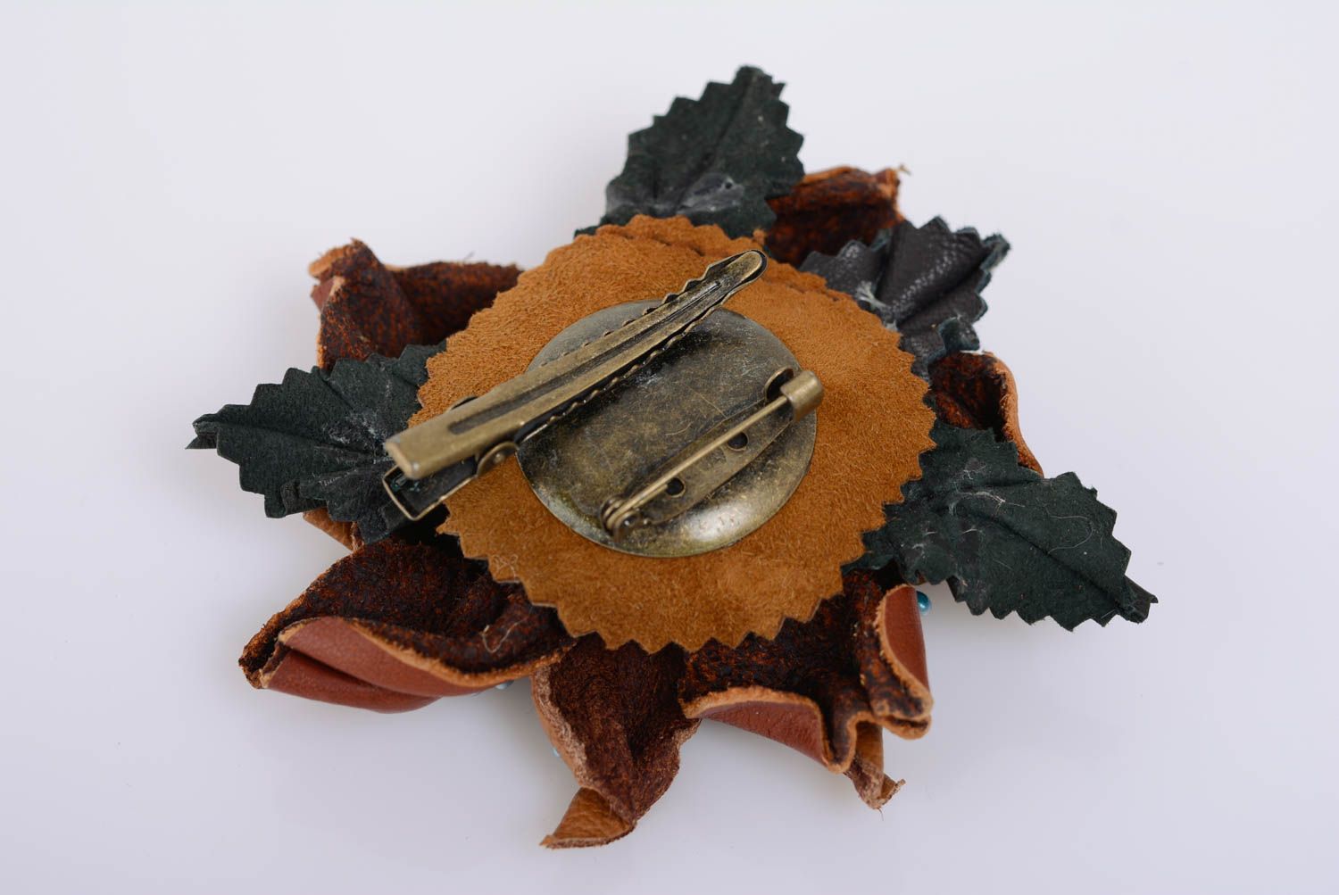 Broche de cuero artesanal con forma de flor marrón negro pequeño foto 3