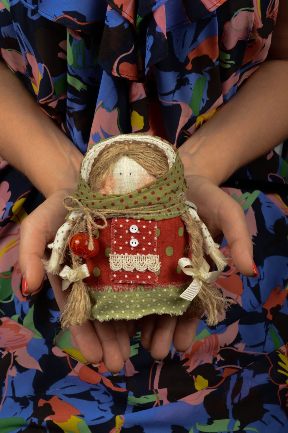 Muñeca de trapo con granos hecha a mano decoración de casa amuleto de protección foto 5