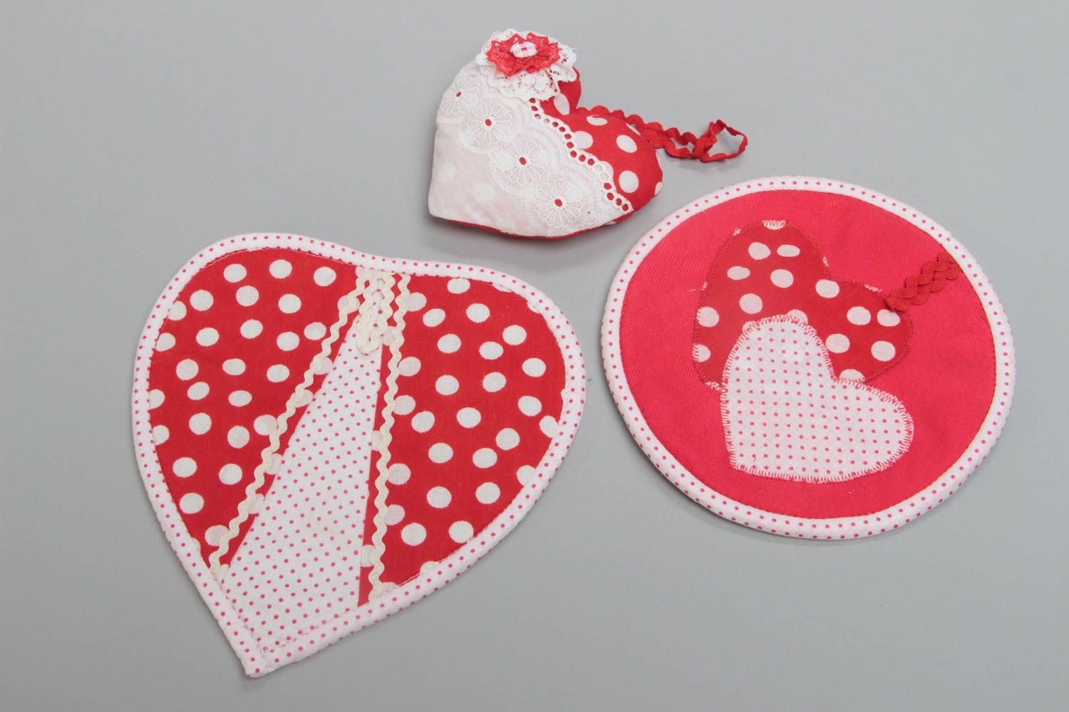 Deux maniques rouges à pois et un coeur décoratif en coton faits main cuisine photo 2