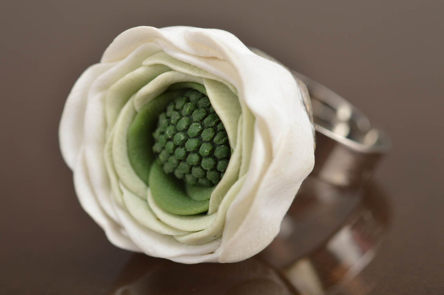 Bague Fleur blanc-vert grande en pâte polymère belle originale faite main photo 2