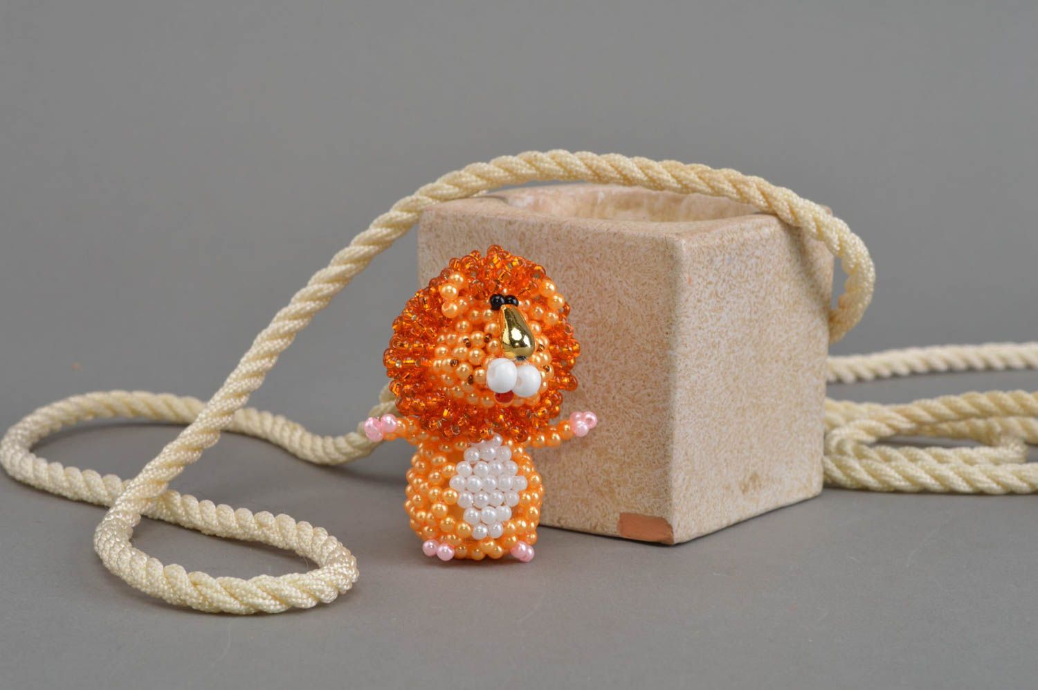 Оранжевая бисерная фигурка льва из бусин ручной работы плетеная красивая фото 1