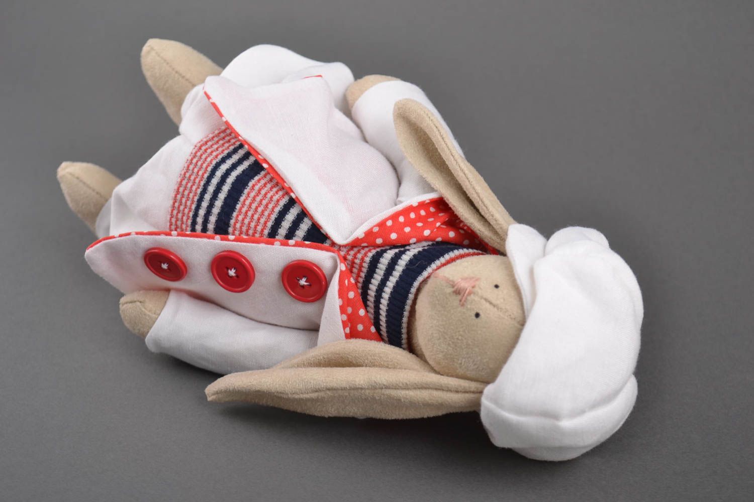 Poupée lièvre fait main Jouet pour enfant Peluche déco en costume et casquette photo 4