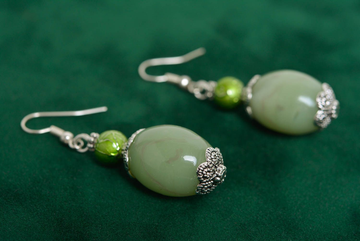 Boucles d'oreilles en perles céramiques vertes faites main pendantes design photo 3