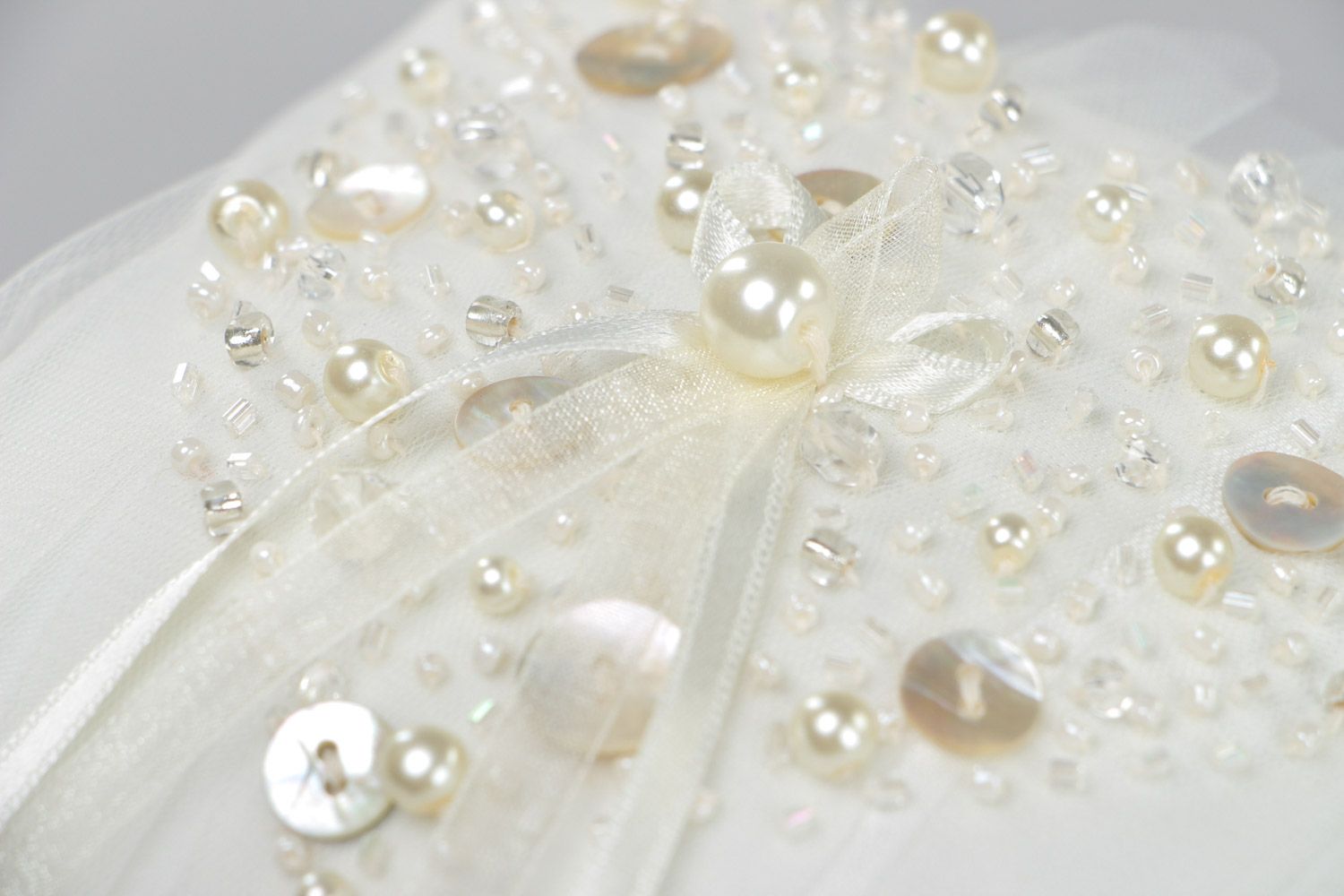 Schönes luxuriöses Ringkissen für Hochzeit aus Satin mit Glasperlen und Perlen  foto 4