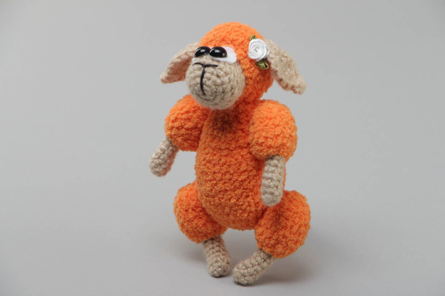 Мягкая вязаная игрушка овечка оранжевая из акрила крючком ручной работы фото 2